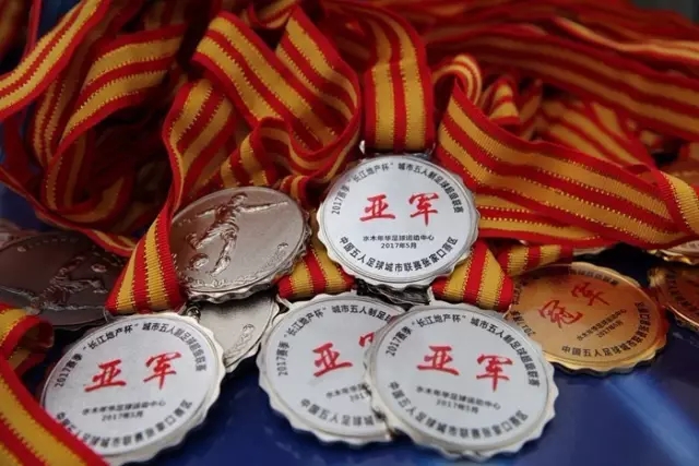 郑钦文晋级8强，奖金129万，高芙意外出局